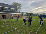 Opbouwen tent op sportpark 'Het Springer' (maandag 29 april 2024) (6/41)
